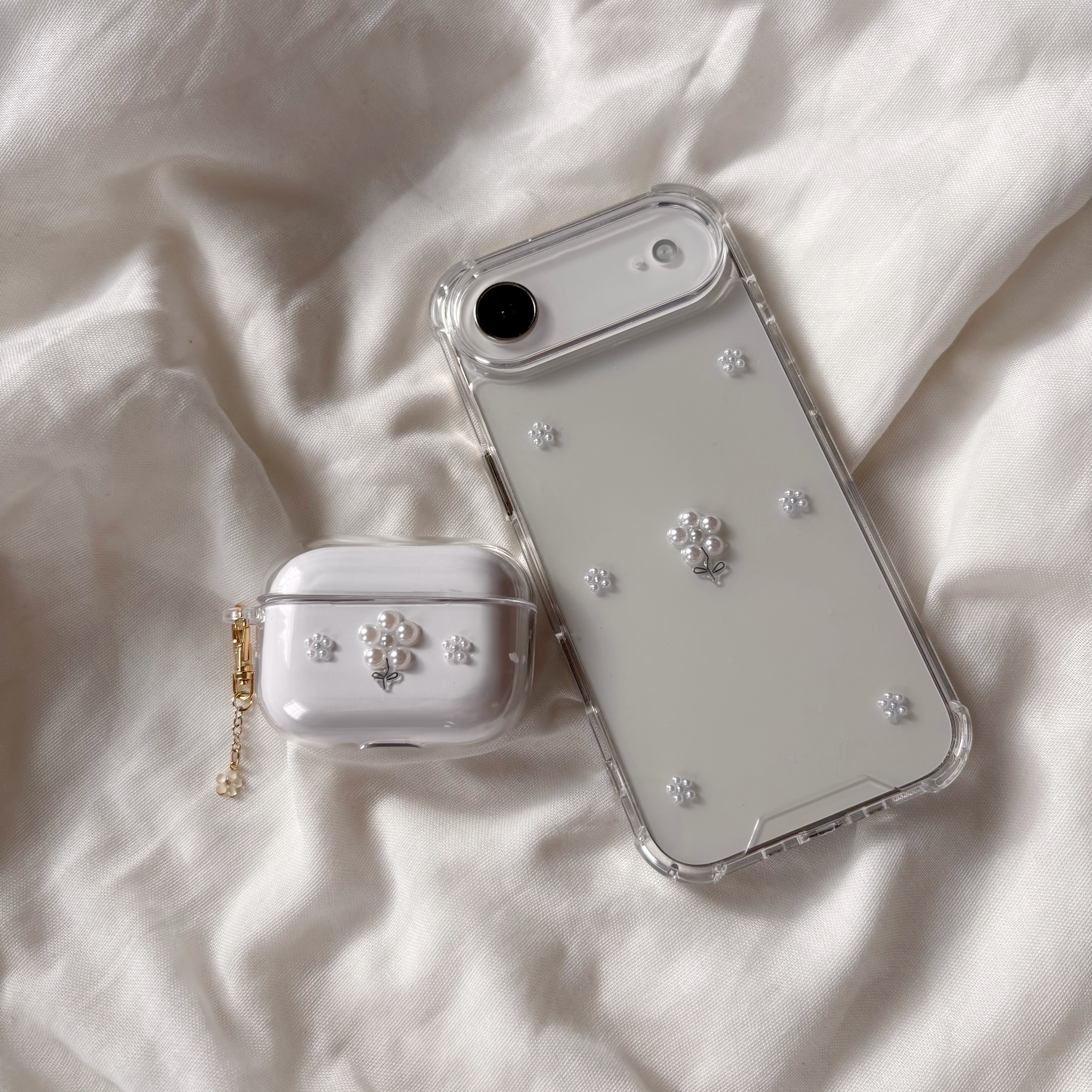 小さなお花のAirPodsケース シルバー