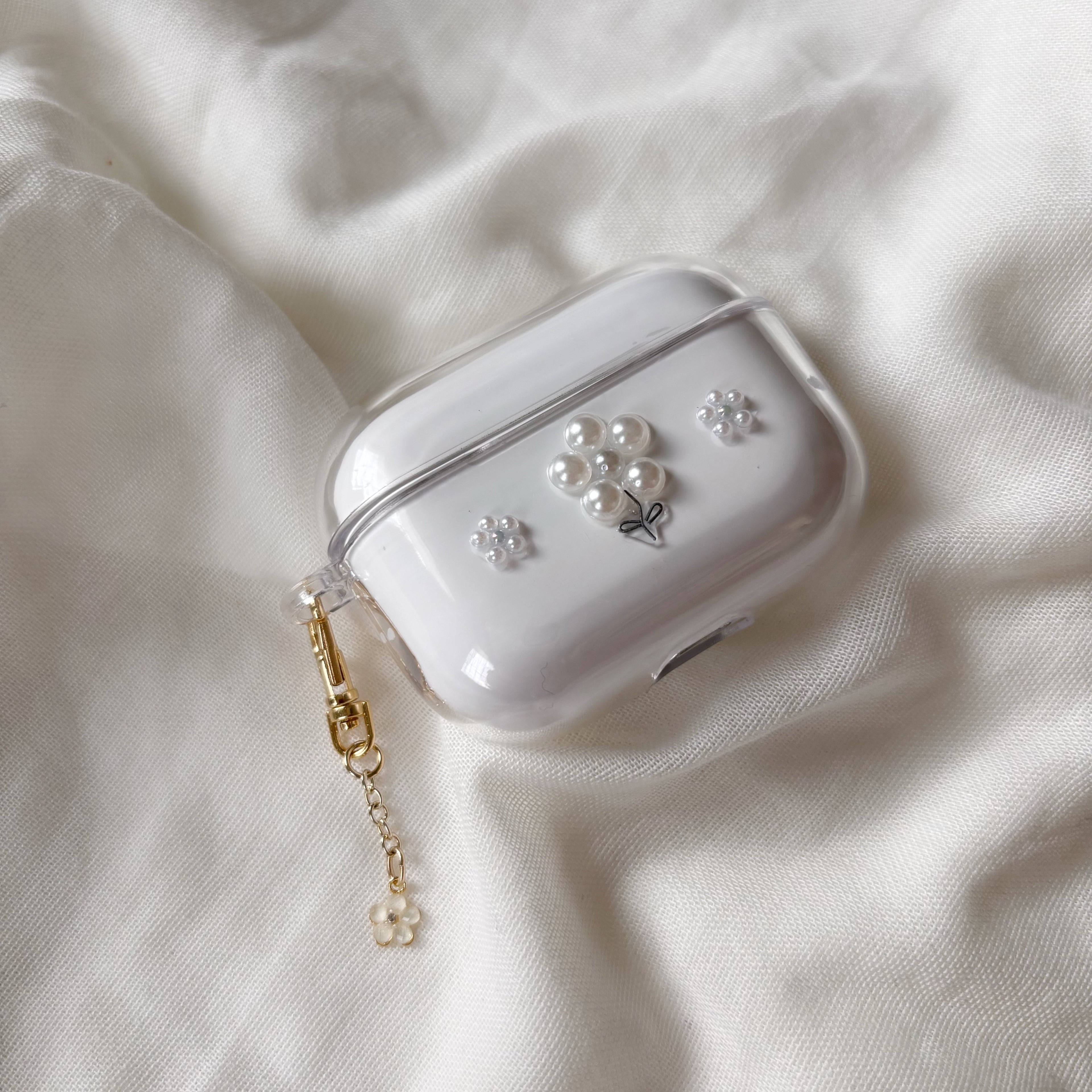 小さなお花のAirPodsケース シルバー