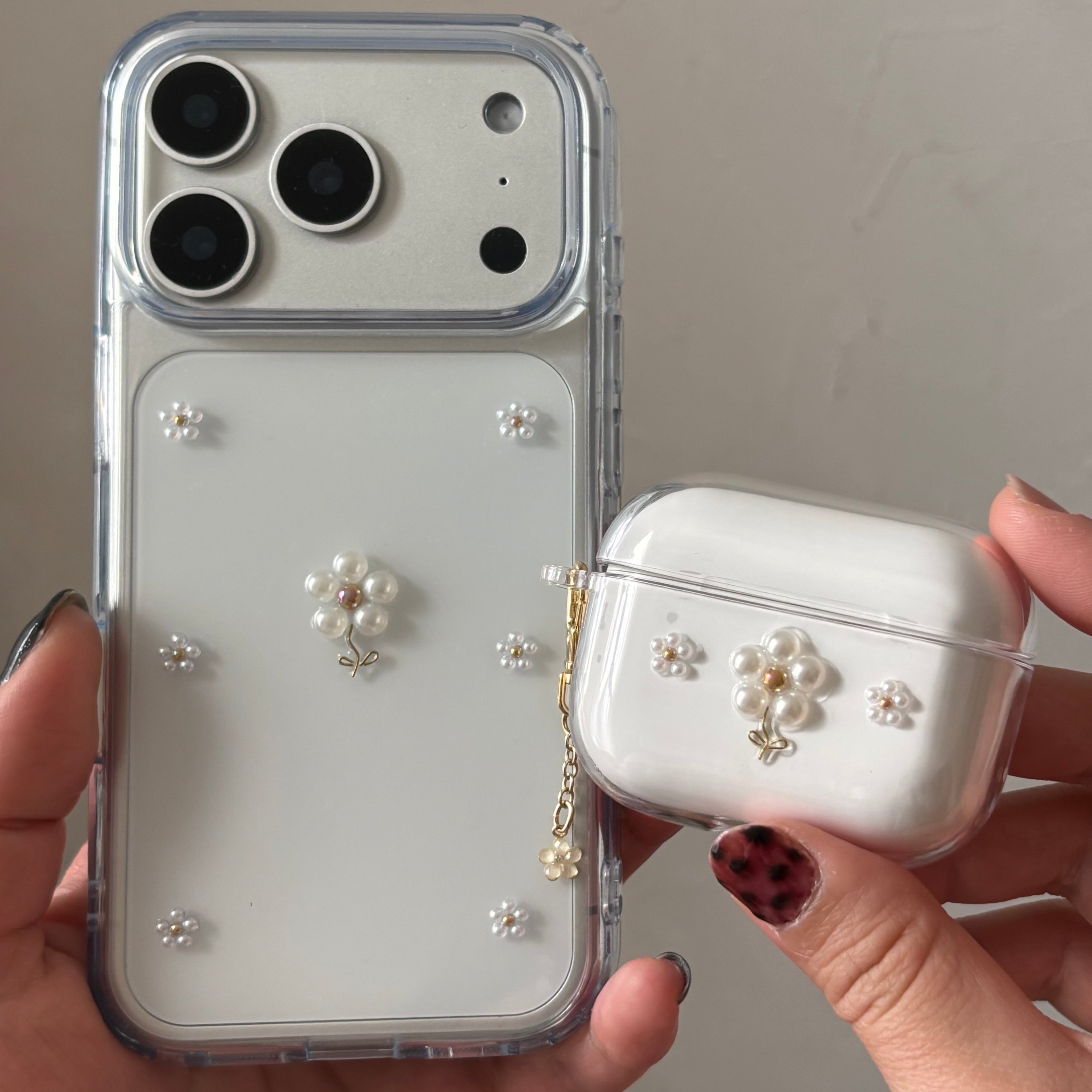 小さなお花のAirPodsケース ブラウンゴールド