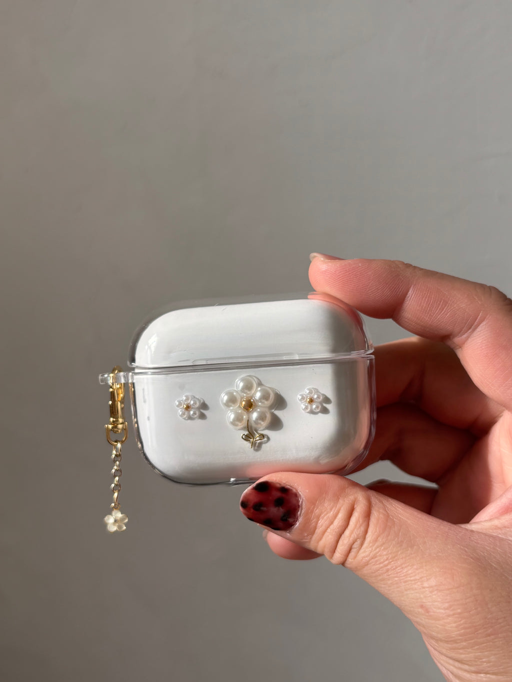 小さなお花のAirPodsケース ブラウンゴールド